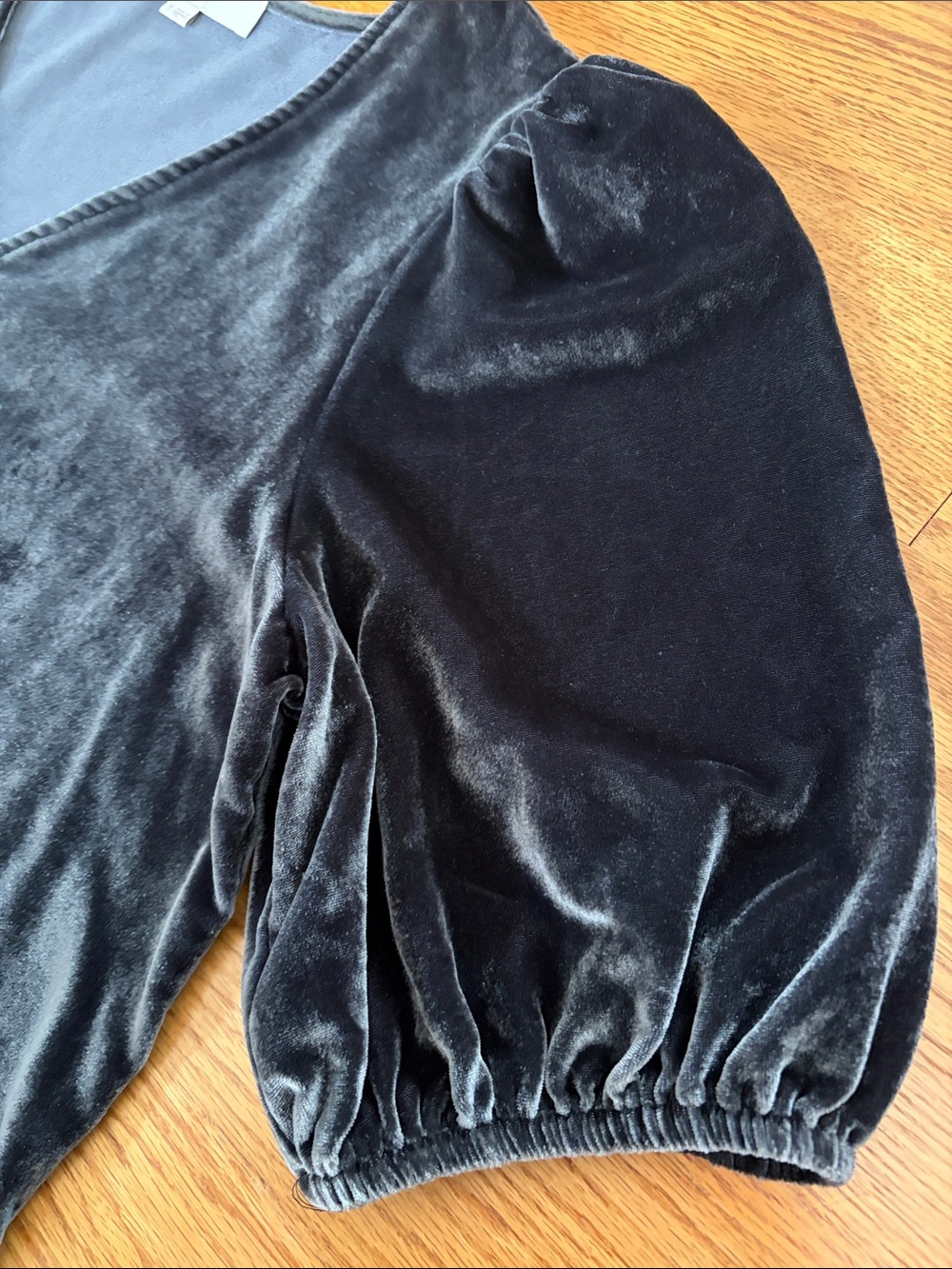 LOFT Velvet Blouse V-Neck Puff Sleeve Beautiful Elegant Charcoal. Medium - Picture 4 of 10